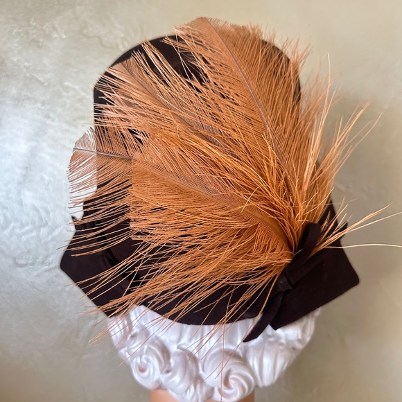 NOTABLE 1940s\' BROWN FELT \